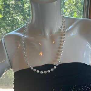 Pearl necklace with gold clasp